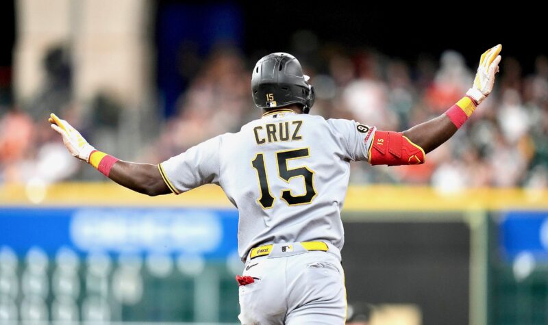 Cruz, Lowe go yard in win vs. Astros